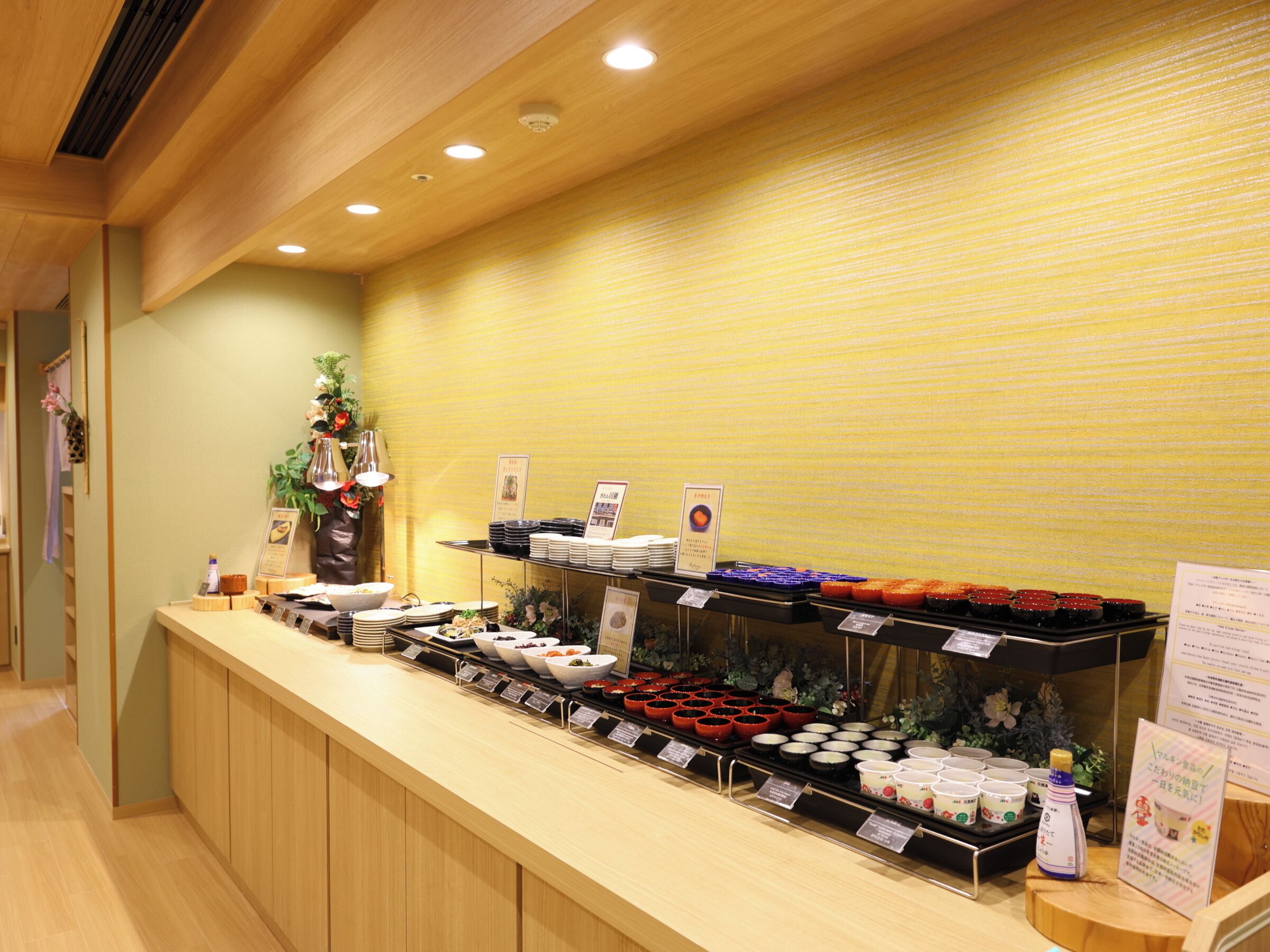 Un mostrador de buffet con diversos alimentos y salsas.