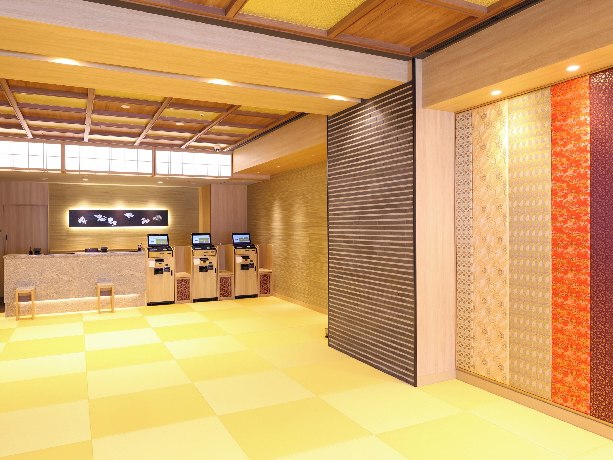 Zona de recepción con piso a cuadros, un mostrador de recepción y tres estaciones de trabajo.
