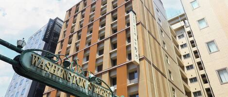 Un edificio de varios pisos con un letrero que dice 'Washington Street'.