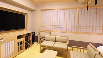 Desk, blackout curtains, free WiFi