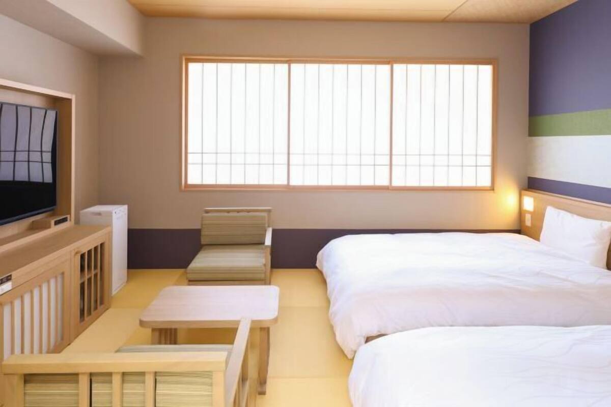 Cubrecamas, escritorio, cortinas blackout y wifi gratis