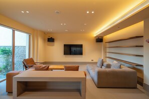 Casa de diseñador, vista a la colina | Área de sala de estar | Televisión LCD de 65 pulgadas con canales por cable 