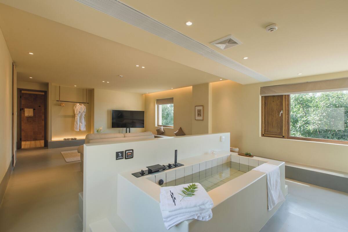 Classic Studio Suite, Hill View | Premium bedding, down comforters, blackout drapes, soundproofing