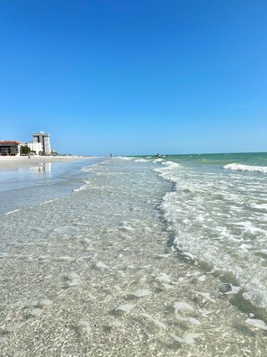 Plage, chaises longues, serviettes de plage