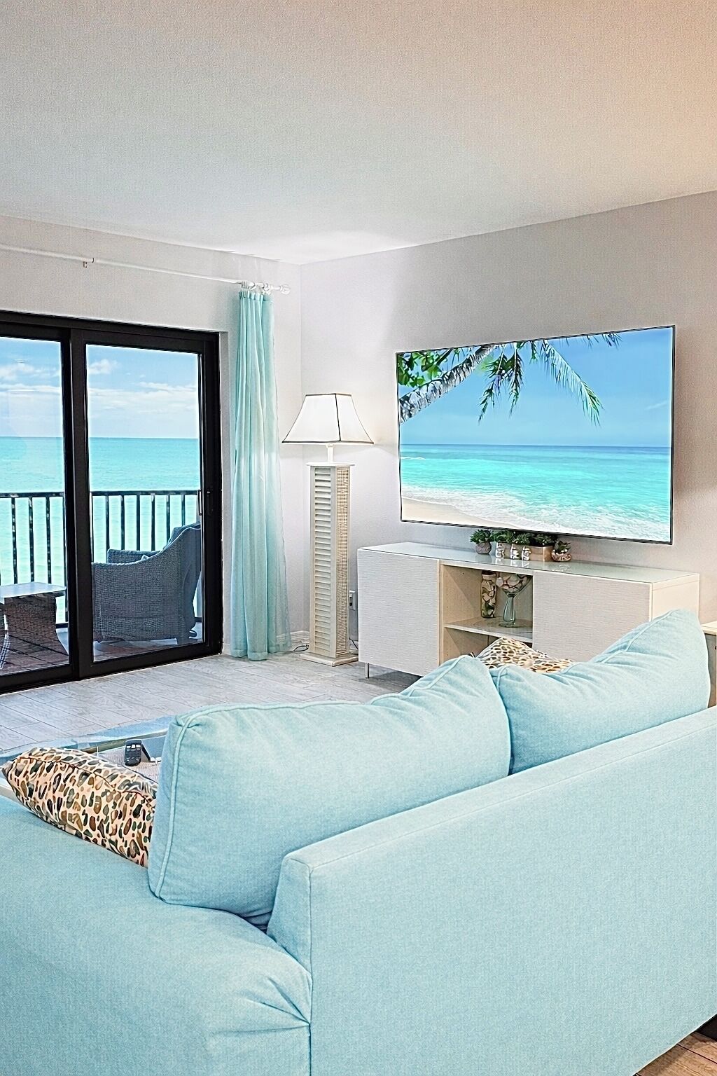 Smart-TV, DVD-spiller og bøker