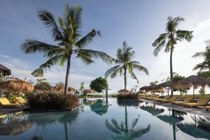 Een buitenzwembad en parasols bij het zwembad