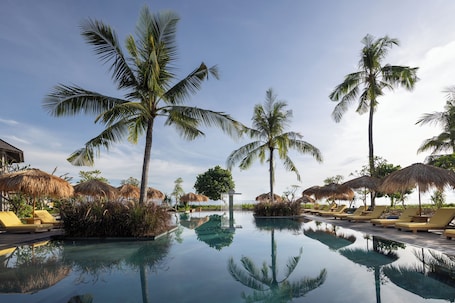 Una piscina al aire libre, sombrillas