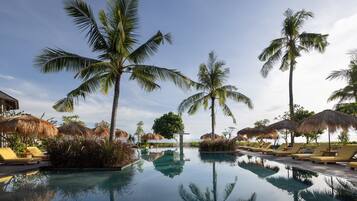 Kolam renang outdoor, dengan payung kolam renang