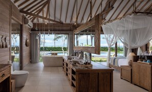 Presidentiële villa | Badkamer | Gratis toiletartikelen, een haardroger, badjassen, pantoffels