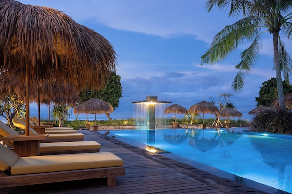 Alberca al aire libre y sombrillas en la alberca