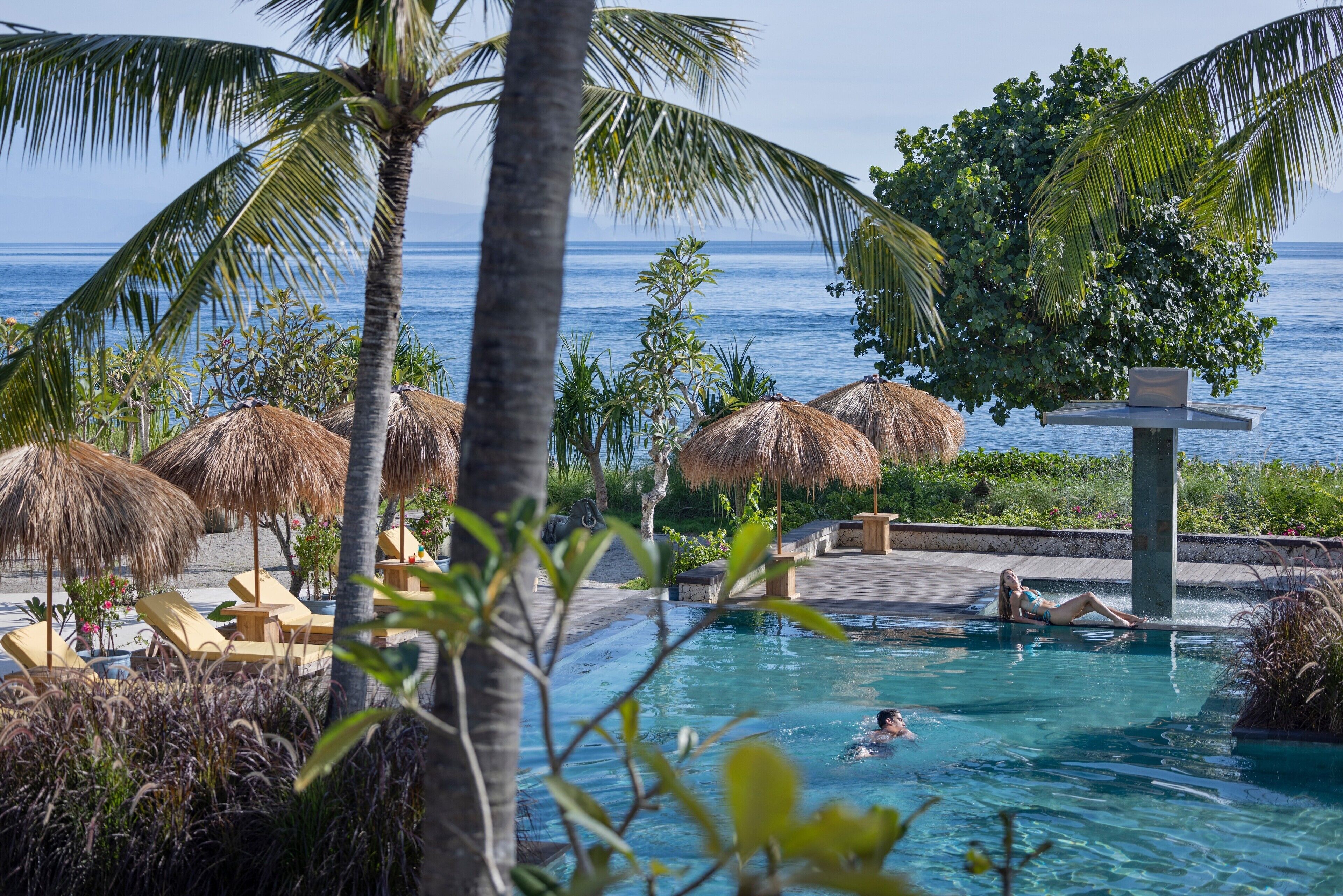 Piscine extérieure, parasols de plage