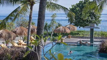 Een buitenzwembad en parasols bij het zwembad