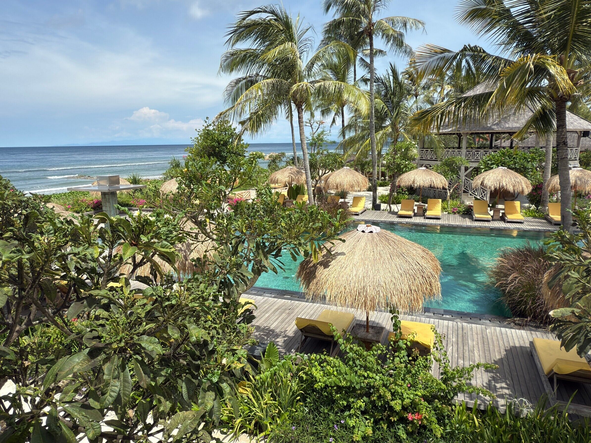 Kolam renang outdoor, dengan payung kolam renang