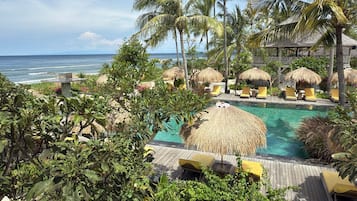 Kolam renang outdoor, dengan payung kolam renang