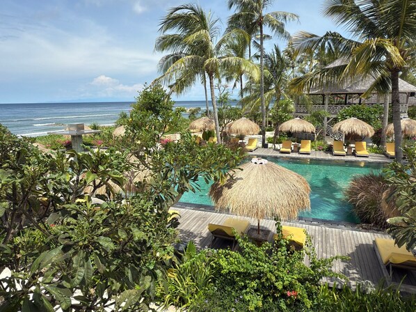 Außenpool, geöffnet von 06:00 Uhr bis 21:00 Uhr, Sonnenschirme