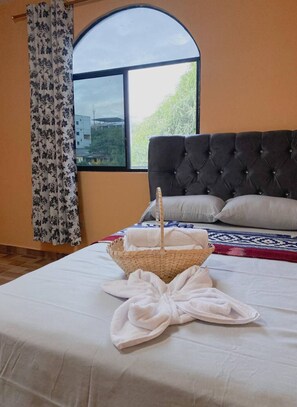 2 chambres, fer et planche à repasser, Wi-Fi gratuit, draps fournis