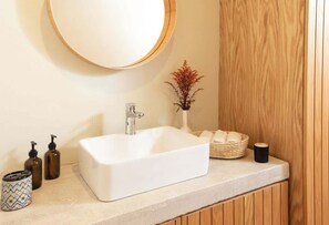 Shower, hair dryer, towels - Cozy Contemporary Loft near Centro Histórico (Centro)