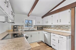 Frigorífico, microondas, horno y placa de cocina