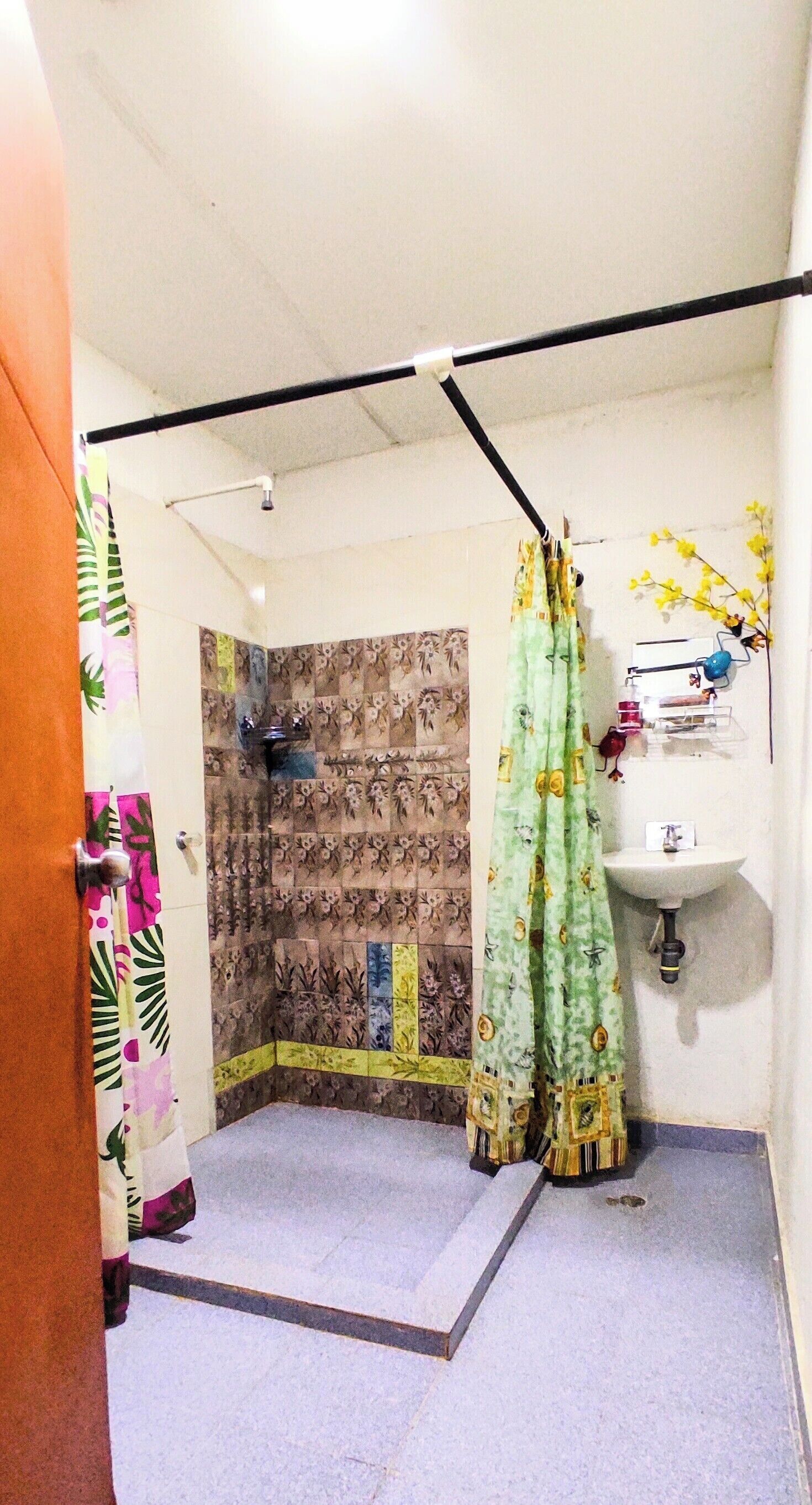 Een badkamer met een douche, wastafel en toilet.