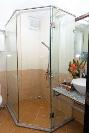 シャワー、レインフォールシャワー、バスアメニティ (無料)、ヘアドライヤー