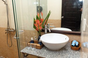 Frigobar, escrivaninha, Wi-Fi de cortesia, roupa de cama