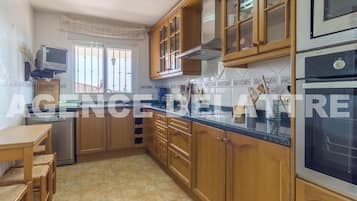 Micro-ondes, four, lave-vaisselle, cafetiĂšre/bouilloire