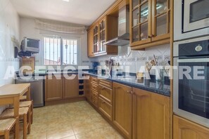 Jääkaappi, mikroaaltouuni, uuni, astianpesukone