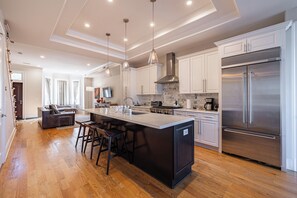 Private kitchen - LUX Gorgeous House in DC 3 Bedrooms Private Garage (Washington)