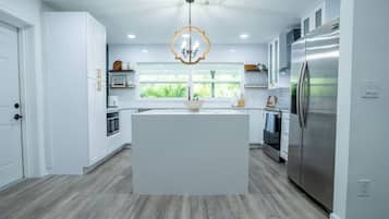 Kylskåp, mikrovågsugn, ugn och spishäll