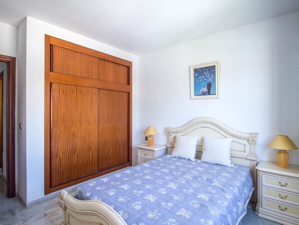 1 chambre, fer et planche à repasser, accès Internet, draps fournis