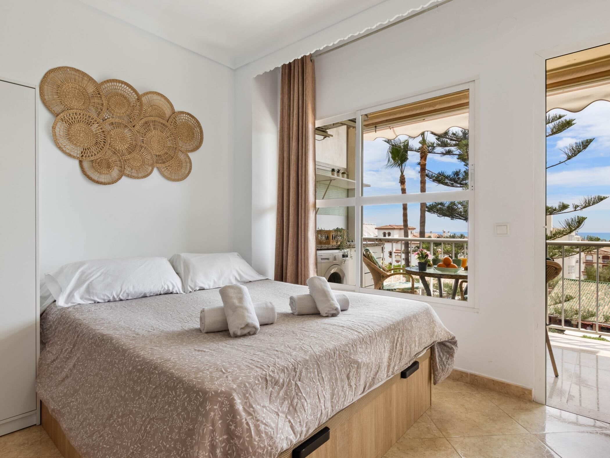 Planxa i posts de planxar i roba de llit 