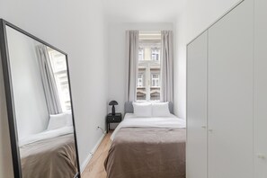 1 dormitorio, tabla de planchar con plancha, wifi y ropa de cama