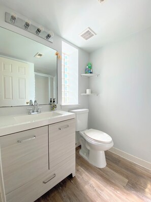 Dusj, håndklær, såpe og toalettpapir