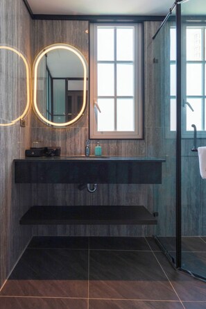 Premium-Doppel- oder -Zweibettzimmer, Meerblick | Badezimmer | Kostenlose Toilettenartikel, Haartrockner, Hausschuhe, Handtücher