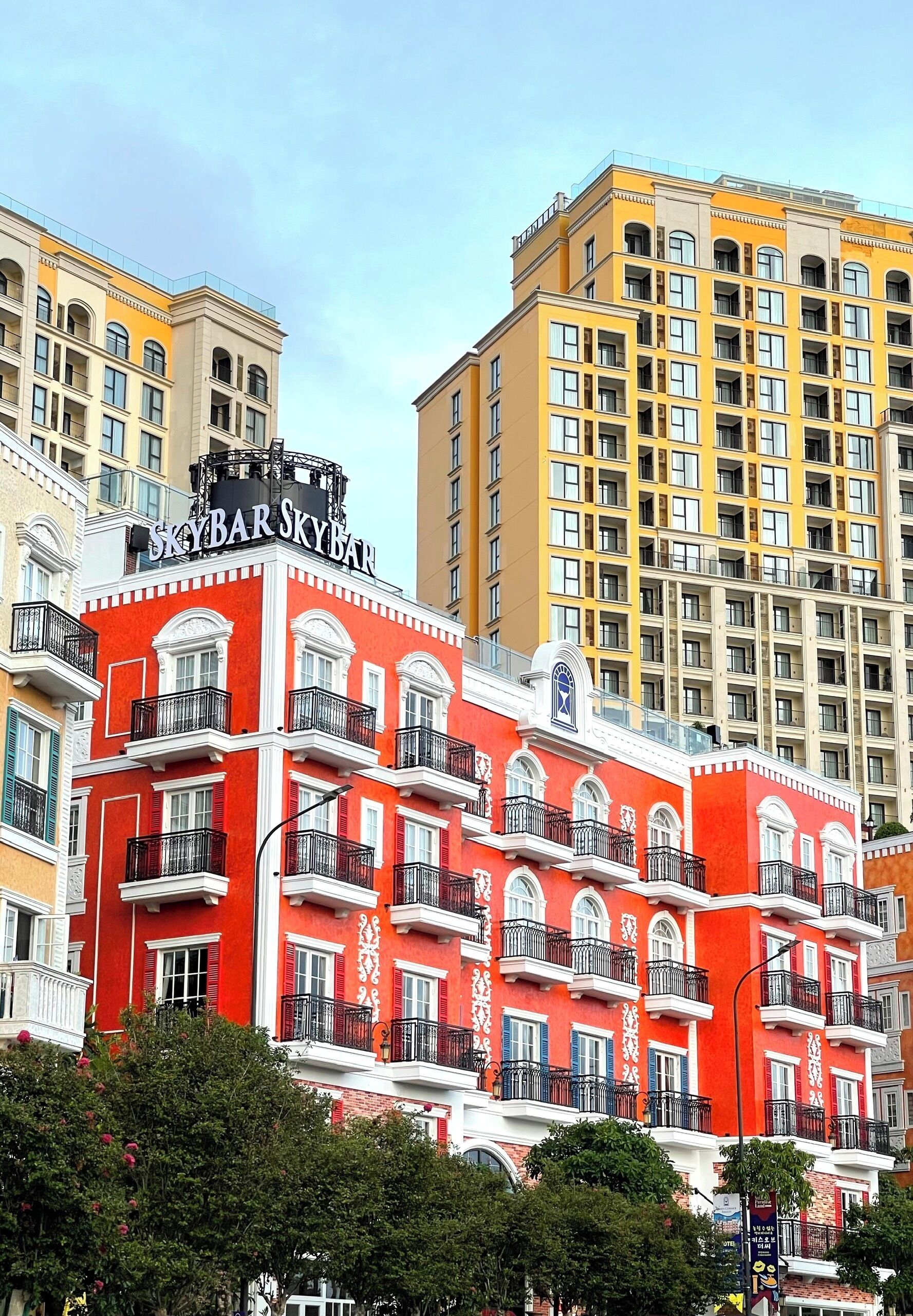 Vista frontal de la propiedad