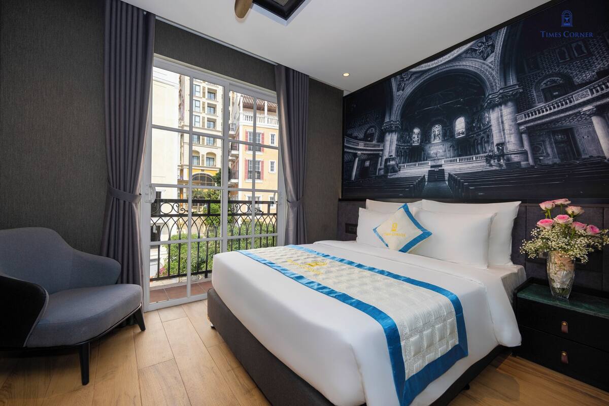 Double or Twin Room, City View | Peralatan tempat tidur premium, busa memori, peti besi dalam bilik 