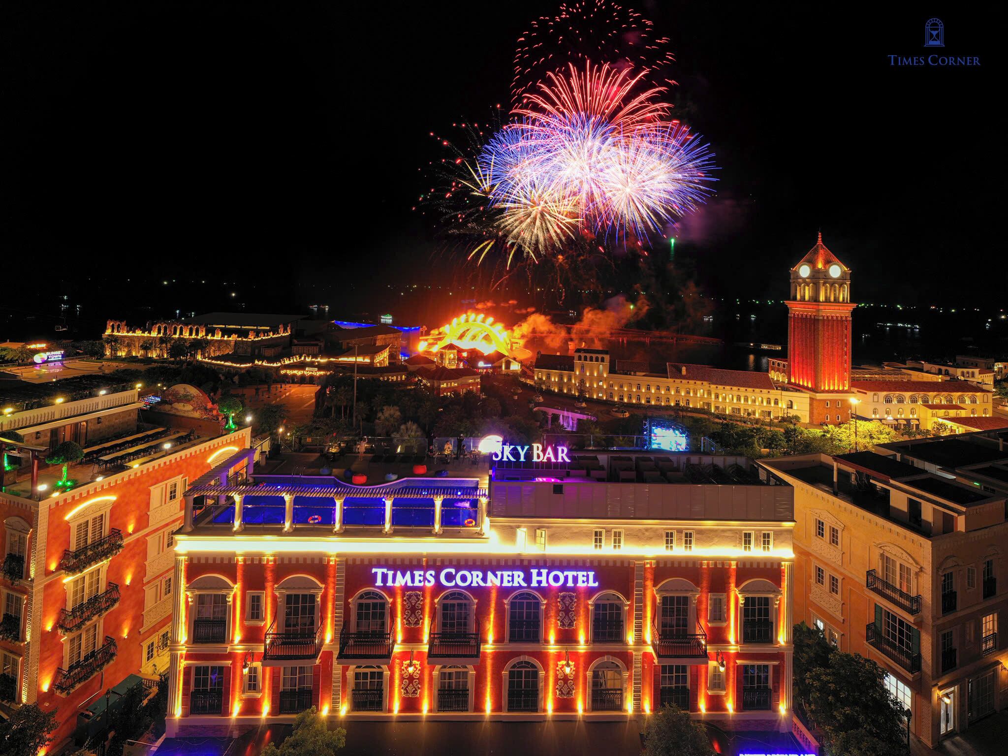 L'hôtel Times Corner offre une vue sur les feux d'artifice en arrière-plan.