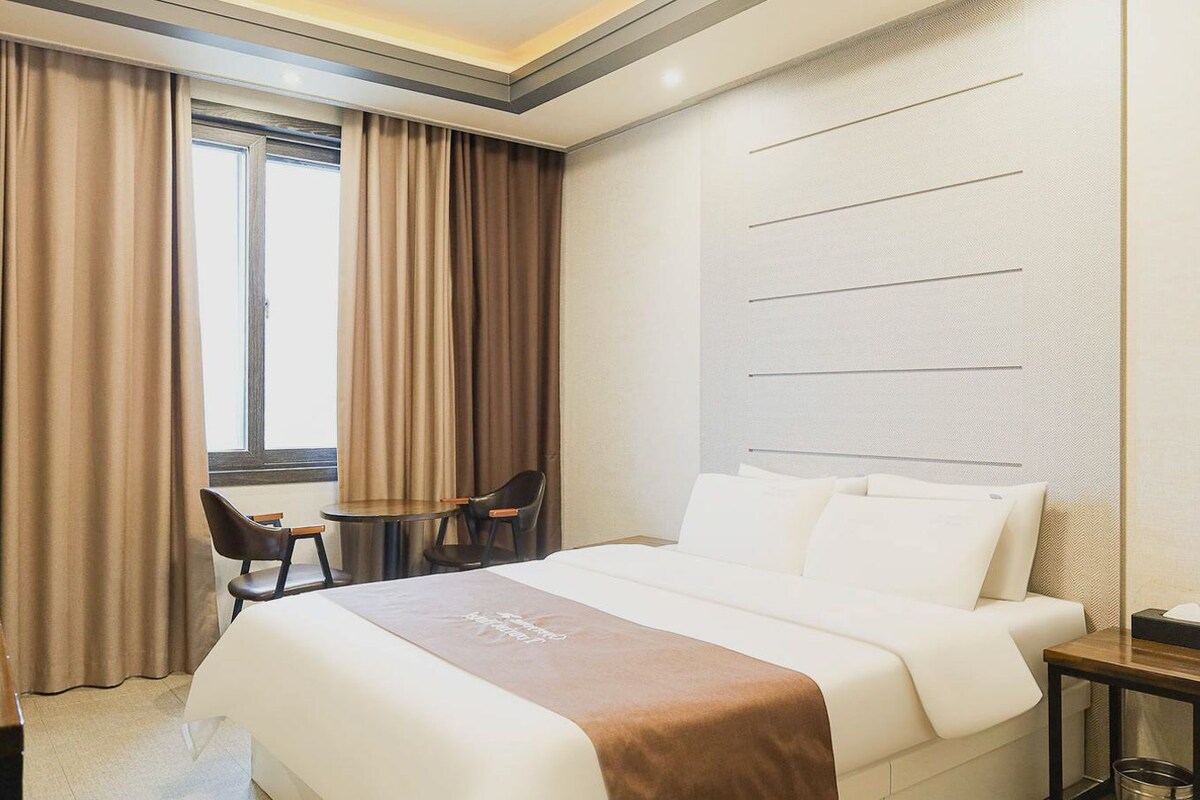 Blackout curtains, soundproofing, free WiFi
