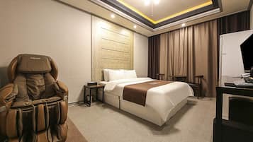 Premium Room | Blackout drapes, soundproofing, free WiFi
