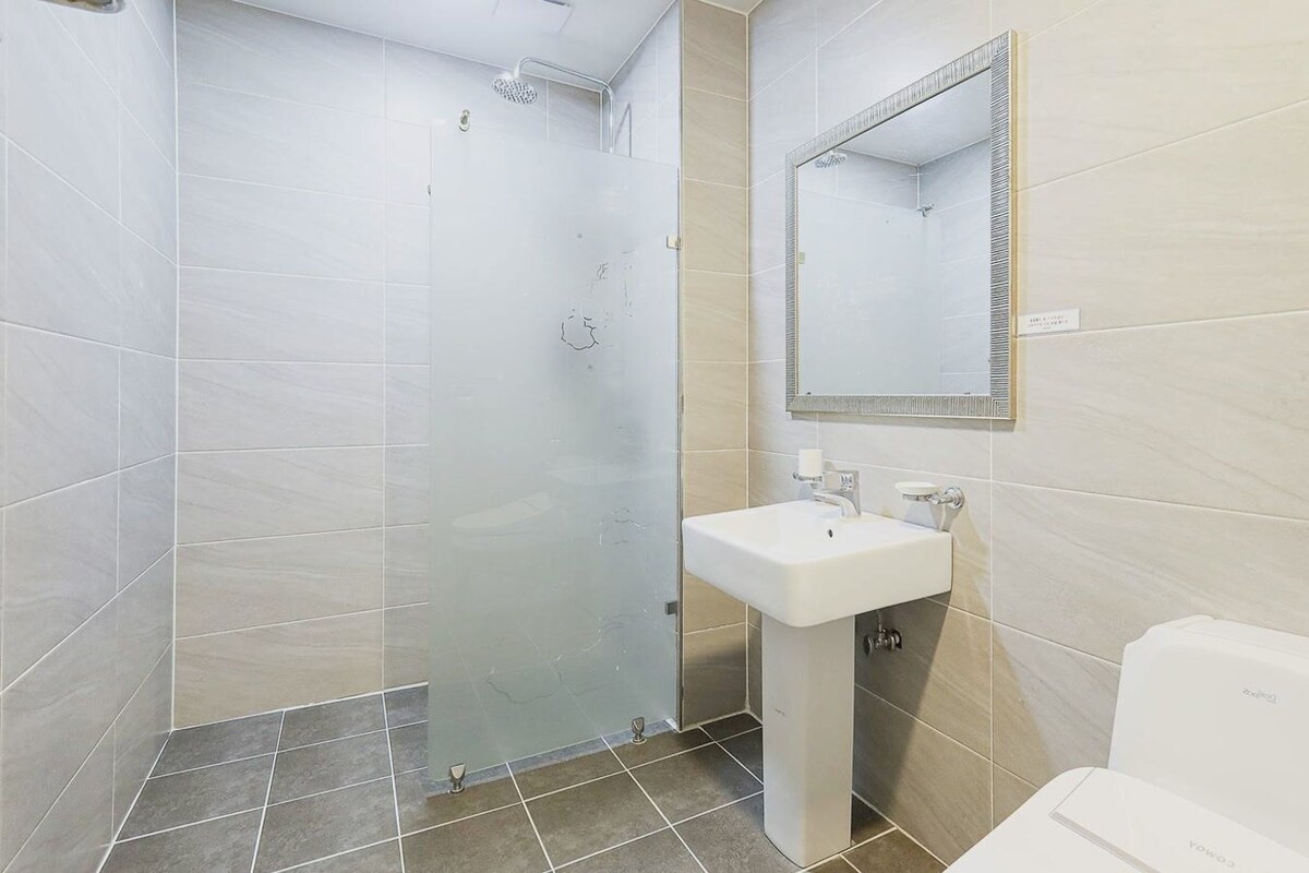 Blackout curtains, soundproofing, free WiFi