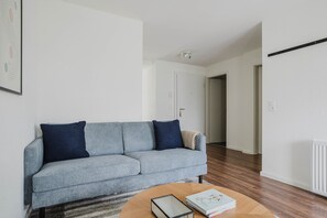 Una televisión, un reproductor estéreo