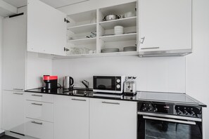 Køleskab, mikrobølgeovn, ovn, kogeplade