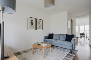 Una televisión, un reproductor estéreo