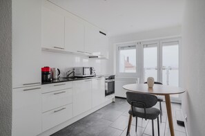 Frigorifero, microonde, forno, piano cottura