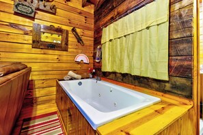 Shower, towels, soap, toilet paper - Nature's Landing Cabin at Panther Creek (Cherokee)