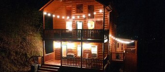 Beautiful Cabin w hot tub Sauna Pool Table