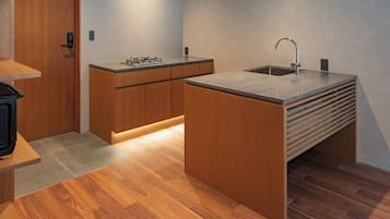 Huvila, näköala puutarhaan | Yksityinen keittiö | Minijääkaappi, mikroaaltouuni, liesi, vedenkeitin