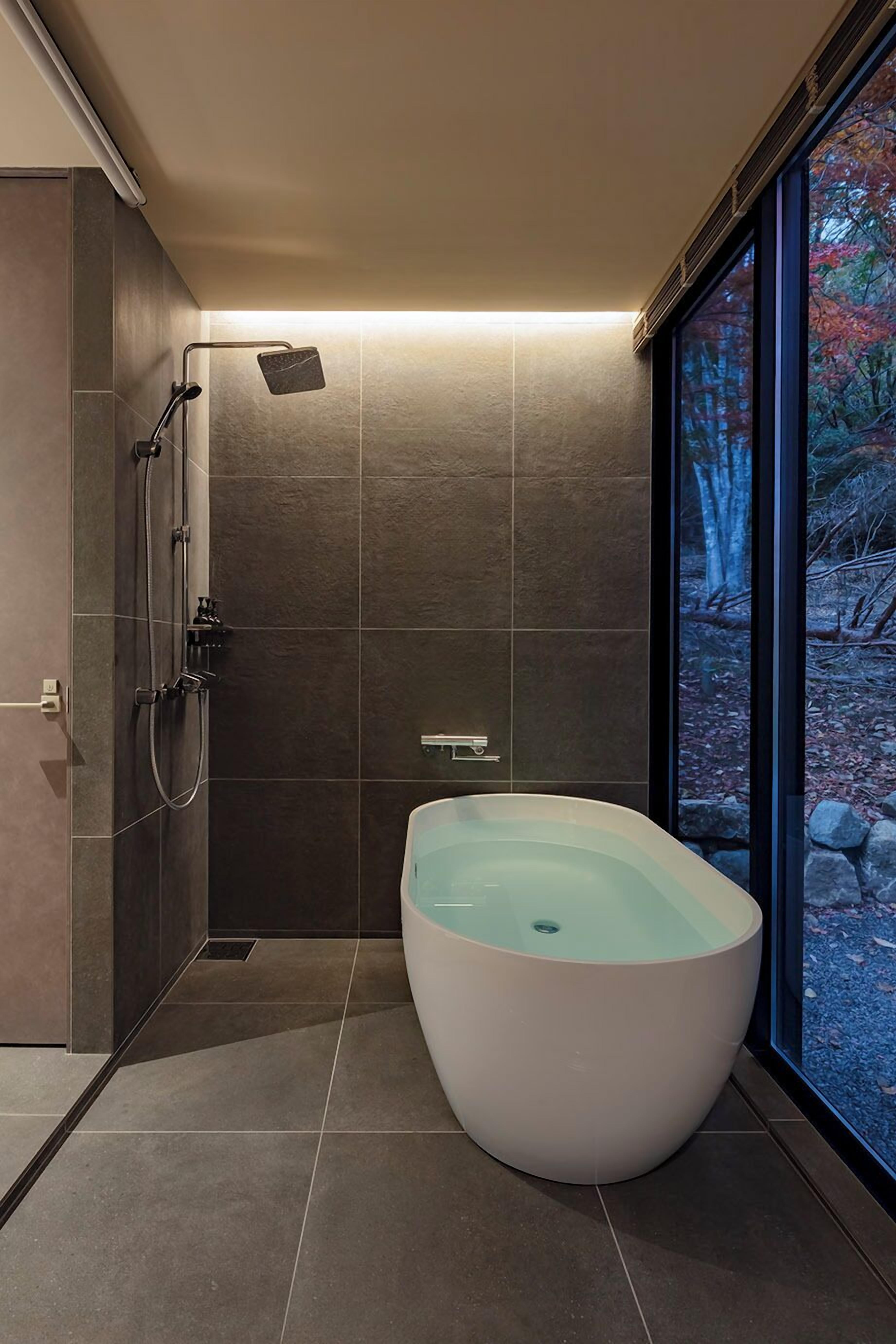 Sèche-cheveux, chaussons, toilettes avec bidet électronique
