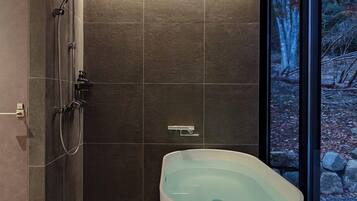 Sèche-cheveux, chaussons, toilettes avec bidet électronique