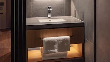 Hiustenkuivaaja, tohvelit, WC-istuin sähköisellä bideellä, pyyhkeet